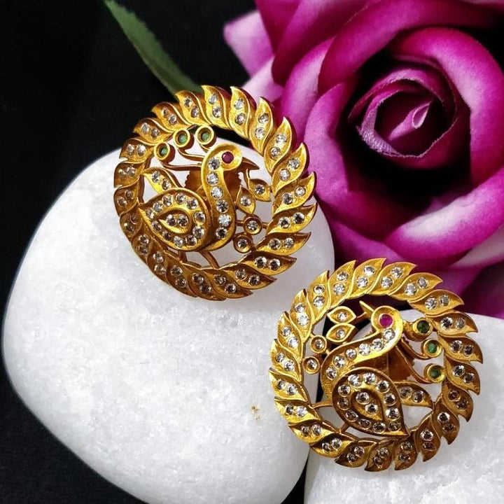 Gold circle shaped ear stud - LumibellaFashion