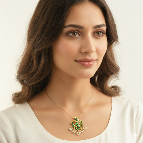 Woman wearing a green kemp invisible chain.