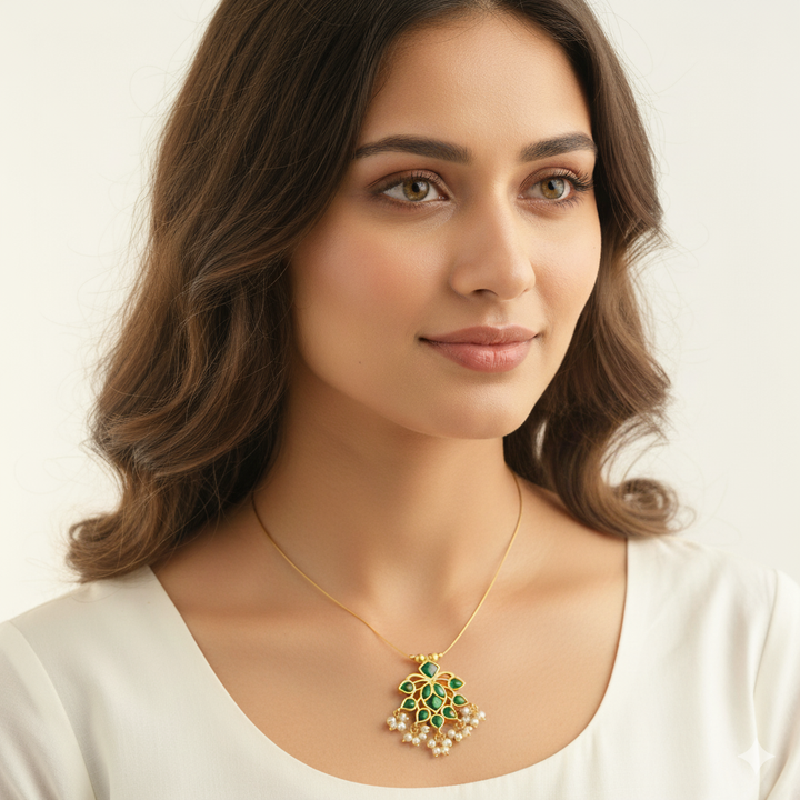 Woman wearing a green kemp invisible chain.